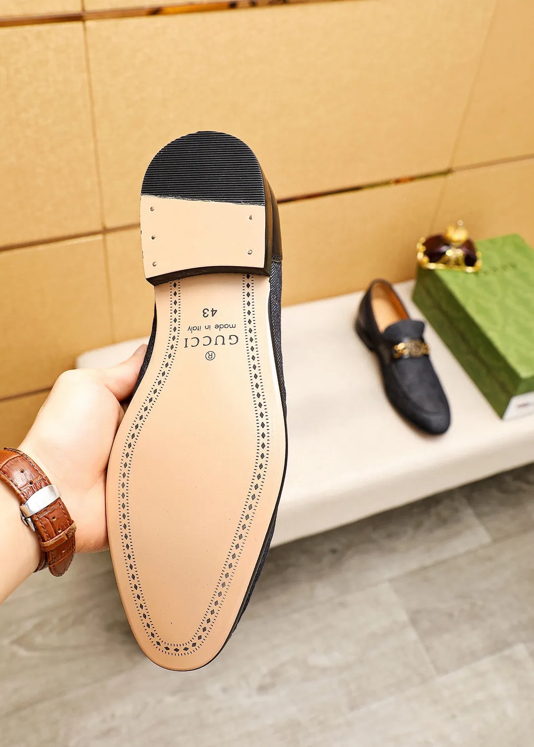 Men's shoes 💰462 💐 Product trademark: GUCCI "Gucci" casual leather shoes Regular size: 38-44 (45.46.47🉑️Customized) Product materials: Selected imported first-layer fabric upper + luxury hardware buckle, imported cowhide leather lining. Strong three-dimensional visual effect, original outsole Color: 3⃣️colors available